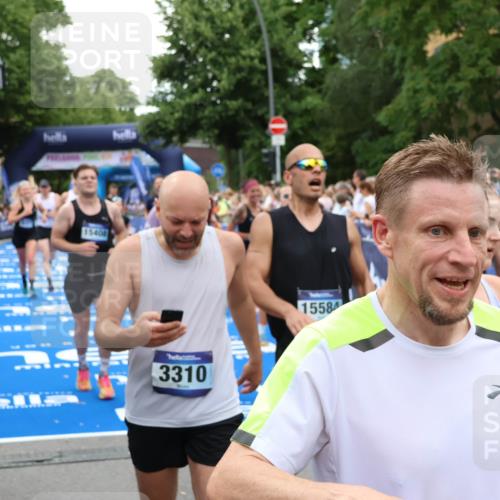 29.06.2025 - hella hamburg halbmarathon Zöllner http://msf.ph/oto/8235016 29.06.2025 10:54:49 Ziel 1496, 2029, 2561, 3310, 4231, 6587, 7478, 8449, 9227, 10044, 12186, 13147, 14239, 15389, 15408, 15584, 17231, 19000 meine-sportfotos.de