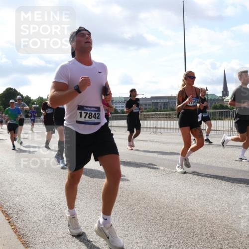 29.06.2025 - hella hamburg halbmarathon Lena Gebhardt http://msf.ph/oto/8235038 29.06.2025 09:56:12 Lombardsbrücke 1061, 1143, 1216, 1257, 1267, 1452, 1461, 1499, 1502, 1507, 1592, 1689, 2083, 2250, 2260, 2504, 2818, 2864, 2884, 2953, 3060, 3256, 3296, 3543, 3692, 3945, 4033, 4077, 4127, 4324, 4346, 4557, 4601, 5116, 5482, 5600, 5607, 5978, 6115, 6134, 6168, 6481, 6511, 6512, 6994, 7056, 7100, 7178, 7224, 7332, 7583, 7943, 8335, 8514, 8968, 8989, 8996, 9246, 9537, 10596 meine-sportfotos.de