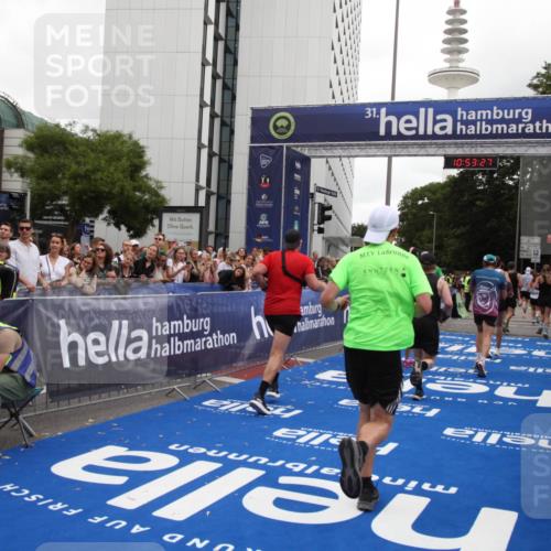 29.06.2025 - hella hamburg halbmarathon Michael Strokosch http://msf.ph/oto/8235107 29.06.2025 10:53:25 Ziel 1683, 1727, 2074, 2354, 4065, 6198, 6942, 7312, 8651, 9142, 11844, 12490, 13997, 15179, 15681, 15838, 18134, 18901 meine-sportfotos.de
