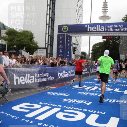 29.06.2025 - hella hamburg halbmarathon Michael Strokosch http://msf.ph/oto/8235117 29.06.2025 10:53:26 Ziel 1683, 1727, 2074, 2354, 4065, 6198, 6629, 6942, 7312, 8651, 11844, 12490, 13997, 15681, 15838, 18134, 18901 meine-sportfotos.de