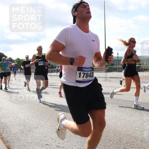 29.06.2025 - hella hamburg halbmarathon Lena Gebhardt http://msf.ph/oto/8235151 29.06.2025 09:56:13 Lombardsbrücke 1061, 1143, 1216, 1257, 1267, 1452, 1499, 1502, 1507, 1592, 1689, 2083, 2250, 2260, 2504, 2818, 2864, 2884, 2953, 3060, 3256, 3296, 3543, 3692, 3945, 4033, 4077, 4127, 4324, 4346, 4557, 4601, 4833, 5116, 5482, 5600, 5607, 5978, 6115, 6134, 6168, 6511, 6512, 6994, 7056, 7100, 7178, 7224, 7332, 7583, 7943, 8335, 8514, 8968, 8989, 8996, 9246, 9537, 10596 meine-sportfotos.de