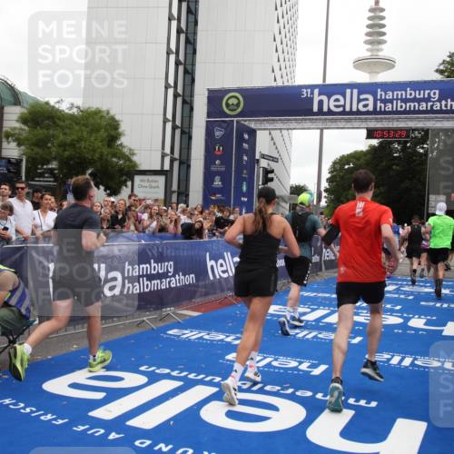 29.06.2025 - hella hamburg halbmarathon Michael Strokosch http://msf.ph/oto/8235162 29.06.2025 10:53:27 Ziel 1683, 1727, 2074, 2354, 4065, 6198, 6629, 6942, 7312, 8651, 11844, 12490, 13997, 15681, 15838, 18134, 18901 meine-sportfotos.de