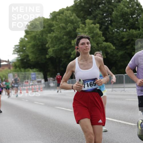29.06.2025 - hella hamburg halbmarathon Jannik Wohlers http://msf.ph/oto/8235168 29.06.2025 10:28:36 Lombardsbrücke 1518, 1869, 2688, 3717, 4161, 4362, 4834, 4982, 5167, 7169, 12099, 12442, 14205, 15143, 15452, 15453 meine-sportfotos.de