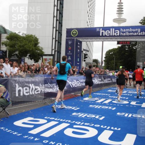 29.06.2025 - hella hamburg halbmarathon Michael Strokosch http://msf.ph/oto/8235196 29.06.2025 10:53:29 Ziel 1683, 1727, 2354, 4065, 6198, 6629, 6942, 8651, 11068, 11844, 12490, 12909, 13912, 13997, 15838, 18134 meine-sportfotos.de