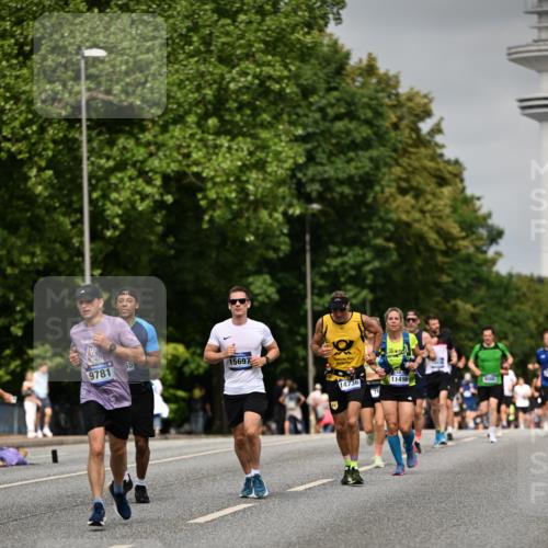 29.06.2025 - hella hamburg halbmarathon Dr. Thomas Lammeyer http://msf.ph/oto/8235218 29.06.2025 10:13:40 Kennedybrücke 1838, 3921, 5511, 7187, 7333, 7636, 8219, 9366, 9434, 9674, 9781, 10036, 10819, 10943, 11067 meine-sportfotos.de