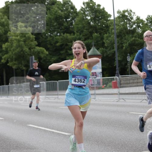 29.06.2025 - hella hamburg halbmarathon Jannik Wohlers http://msf.ph/oto/8235236 29.06.2025 10:28:37 Lombardsbrücke 1518, 1869, 2688, 3717, 4161, 4362, 4834, 4982, 5167, 6345, 7169, 8048, 12099, 12404, 12442, 14205, 15143, 15452, 15453, 15952, 15955 meine-sportfotos.de