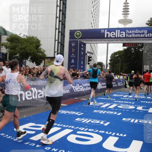 29.06.2025 - hella hamburg halbmarathon Michael Strokosch http://msf.ph/oto/8235240 29.06.2025 10:53:29 Ziel 1683, 1727, 2354, 4065, 6198, 6629, 6942, 8651, 11068, 11844, 12490, 12909, 13912, 13997, 15838, 18134 meine-sportfotos.de