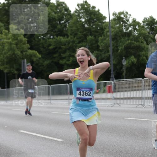 29.06.2025 - hella hamburg halbmarathon Jannik Wohlers http://msf.ph/oto/8235269 29.06.2025 10:28:37 Lombardsbrücke 1518, 1869, 2688, 3717, 4161, 4362, 4834, 4982, 5167, 6345, 7169, 8048, 12099, 12404, 12442, 14205, 15143, 15452, 15453, 15952, 15955 meine-sportfotos.de
