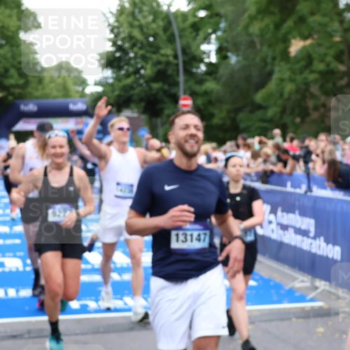 29.06.2025 - hella hamburg halbmarathon Zöllner http://msf.ph/oto/8235273 29.06.2025 10:54:53 Ziel 1506, 2029, 4231, 6587, 9227, 10044, 12186, 14660, 16623, 16868, 17261 meine-sportfotos.de