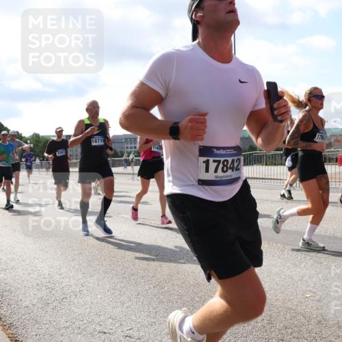 29.06.2025 - hella hamburg halbmarathon Lena Gebhardt http://msf.ph/oto/8235278 29.06.2025 09:56:13 Lombardsbrücke 1061, 1143, 1216, 1257, 1267, 1452, 1499, 1502, 1507, 1592, 1689, 2083, 2250, 2260, 2504, 2818, 2864, 2884, 2953, 3060, 3256, 3296, 3543, 3692, 3945, 4033, 4077, 4127, 4324, 4346, 4557, 4601, 4833, 5116, 5482, 5600, 5607, 5978, 6115, 6134, 6168, 6511, 6512, 6994, 7056, 7100, 7178, 7224, 7332, 7583, 7943, 8335, 8514, 8968, 8989, 8996, 9246, 9537, 10596 meine-sportfotos.de
