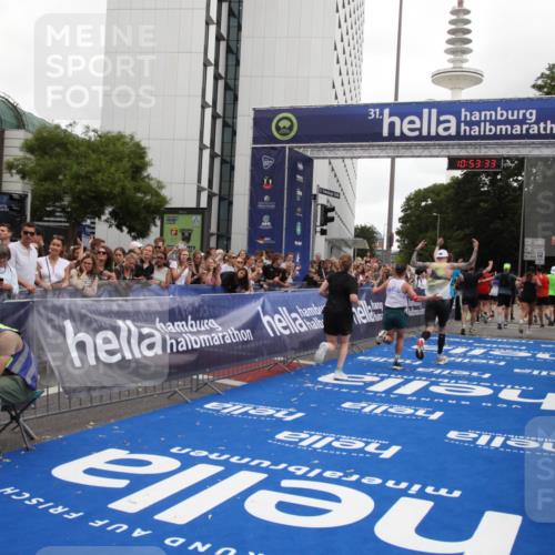 29.06.2025 - hella hamburg halbmarathon Michael Strokosch http://msf.ph/oto/8235281 29.06.2025 10:53:31 Ziel 1061, 1499, 1727, 2070, 5866, 6198, 6629, 6942, 8651, 11068, 12909, 13912, 13997, 15838, 17710, 18134 meine-sportfotos.de