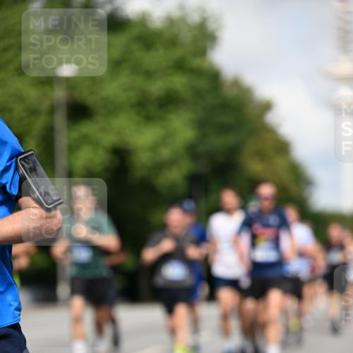 29.06.2025 - hella hamburg halbmarathon Dr. Thomas Lammeyer http://msf.ph/oto/8235313 29.06.2025 09:50:38 Kennedybrücke 1002, 1396, 1407, 1411, 1910, 1959, 2121, 2228, 2563, 2774, 2836, 2851, 3790, 3935, 4246, 4740, 6032, 6305, 6473, 6915, 7080, 7622, 7831, 7867, 7972, 8366, 9376, 9508, 10771, 11055, 11370 meine-sportfotos.de