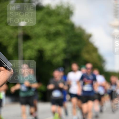 29.06.2025 - hella hamburg halbmarathon Dr. Thomas Lammeyer http://msf.ph/oto/8235322 29.06.2025 09:50:38 Kennedybrücke 1002, 1396, 1407, 1411, 1910, 1959, 2121, 2228, 2563, 2774, 2836, 2851, 3790, 3935, 4246, 4740, 6032, 6305, 6473, 6915, 7080, 7622, 7831, 7867, 7972, 8366, 9376, 9508, 10771, 11055, 11370 meine-sportfotos.de