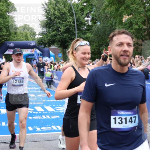 29.06.2025 - hella hamburg halbmarathon Zöllner http://msf.ph/oto/8235329 29.06.2025 10:54:54 Ziel 1327, 1506, 2029, 4231, 6994, 10044, 12186, 14660, 16623, 16868, 17261 meine-sportfotos.de