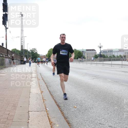 29.06.2025 - hella hamburg halbmarathon Lena Gebhardt http://msf.ph/oto/8235349 29.06.2025 10:09:29 Lombardsbrücke 1147, 1188, 1456, 1483, 1513, 1823, 1838, 2978, 4859, 5806, 5885, 6674, 7187, 8090, 8685, 9297, 9306, 9718, 9988, 10194, 10819, 11067, 11496, 12156, 12509, 12862, 13210, 13660, 13739, 14736, 15697, 16688, 16918, 17347, 17630, 18440, 18505, 18726, 18727, 19166, 19242 meine-sportfotos.de