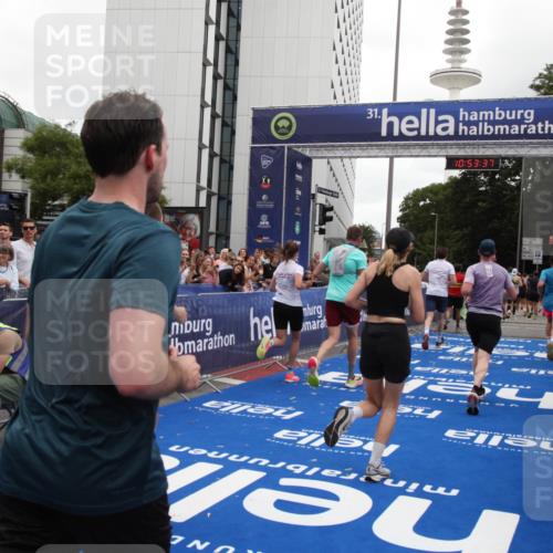 29.06.2025 - hella hamburg halbmarathon Michael Strokosch http://msf.ph/oto/8235413 29.06.2025 10:53:36 Ziel 1030, 1061, 1098, 1499, 1783, 2070, 3399, 5866, 6628, 11068, 12909, 13912, 15113, 15497, 15856, 17710, 18450, 18612 meine-sportfotos.de