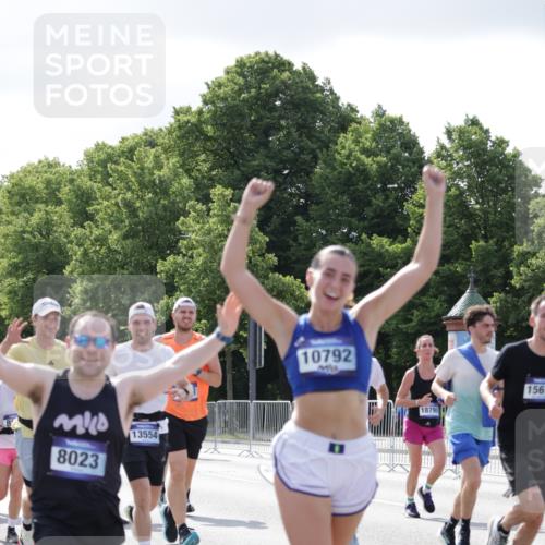 29.06.2025 - hella hamburg halbmarathon Jannik Wohlers http://msf.ph/oto/8235422 29.06.2025 09:53:26 Lombardsbrücke 1098, 2270, 2516, 2823, 2890, 2937, 3004, 4140, 4247, 4949, 5115, 5362, 5532, 5650, 6309, 6388, 6575, 7167, 7385, 7448, 7480, 7734, 8023, 8269, 9030, 9043, 9633, 9723, 10792, 11077, 11936, 12271, 13223, 13225, 13554, 13667, 14415, 14618, 14619, 14730, 14764, 15026, 15611, 15851, 16136, 16466, 16475, 16549, 16624, 16625, 16677, 16766, 17032, 17033, 17363, 17376, 17997, 18066, 18249, 18718, 18790, 18873, 18922 meine-sportfotos.de