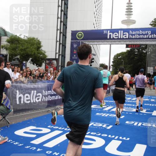 29.06.2025 - hella hamburg halbmarathon Michael Strokosch http://msf.ph/oto/8235425 29.06.2025 10:53:36 Ziel 1030, 1061, 1098, 1499, 1783, 2070, 3399, 5866, 6628, 11068, 12909, 13912, 15113, 15497, 15856, 17710, 18450, 18612 meine-sportfotos.de