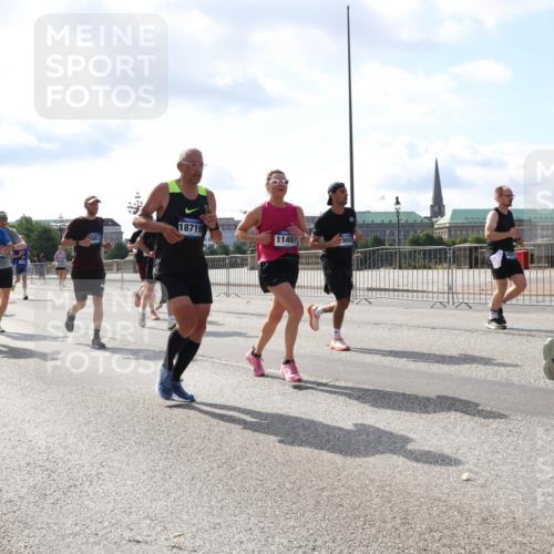 29.06.2025 - hella hamburg halbmarathon Lena Gebhardt http://msf.ph/oto/8235431 29.06.2025 09:56:13 Lombardsbrücke 1061, 1143, 1216, 1257, 1267, 1452, 1499, 1502, 1507, 1592, 1689, 2083, 2250, 2260, 2504, 2818, 2864, 2884, 2953, 3060, 3256, 3296, 3543, 3692, 3945, 4033, 4077, 4127, 4324, 4346, 4557, 4601, 4833, 5116, 5482, 5600, 5607, 5978, 6115, 6134, 6168, 6511, 6512, 6994, 7056, 7100, 7178, 7224, 7332, 7583, 7943, 8335, 8514, 8968, 8989, 8996, 9246, 9537, 10596 meine-sportfotos.de