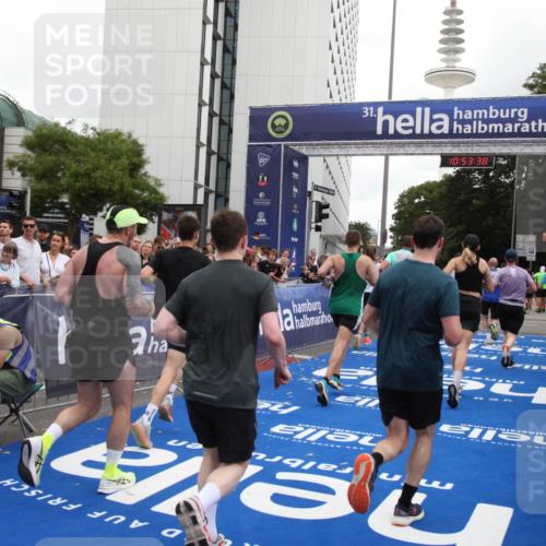 29.06.2025 - hella hamburg halbmarathon Michael Strokosch http://msf.ph/oto/8235435 29.06.2025 10:53:37 Ziel 1030, 1061, 1098, 1499, 1502, 1783, 2070, 3399, 5866, 6628, 6762, 10549, 11068, 12909, 13912, 15113, 15497, 15856, 17710, 18450, 18612, 18666 meine-sportfotos.de