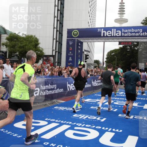 29.06.2025 - hella hamburg halbmarathon Michael Strokosch http://msf.ph/oto/8235463 29.06.2025 10:53:37 Ziel 1030, 1061, 1098, 1499, 1502, 1783, 2070, 3399, 5866, 6628, 6762, 10549, 11068, 12909, 13912, 15113, 15497, 15856, 17710, 18450, 18612, 18666 meine-sportfotos.de