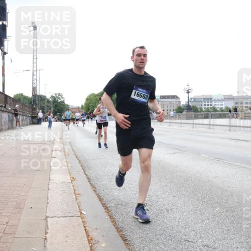 29.06.2025 - hella hamburg halbmarathon Lena Gebhardt http://msf.ph/oto/8235469 29.06.2025 10:09:29 Lombardsbrücke 1147, 1188, 1456, 1483, 1513, 1823, 1838, 2978, 4859, 5806, 5885, 6674, 7187, 8090, 8685, 9297, 9306, 9718, 9988, 10194, 10819, 11067, 11496, 12156, 12509, 12862, 13210, 13660, 13739, 14736, 15697, 16688, 16918, 17347, 17630, 18440, 18505, 18726, 18727, 19166, 19242 meine-sportfotos.de