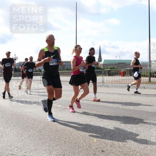 29.06.2025 - hella hamburg halbmarathon Lena Gebhardt http://msf.ph/oto/8235471 29.06.2025 09:56:13 Lombardsbrücke 1061, 1143, 1216, 1257, 1267, 1452, 1499, 1502, 1507, 1592, 1689, 2083, 2250, 2260, 2504, 2818, 2864, 2884, 2953, 3060, 3256, 3296, 3543, 3692, 3945, 4033, 4077, 4127, 4324, 4346, 4557, 4601, 4833, 5116, 5482, 5600, 5607, 5978, 6115, 6134, 6168, 6511, 6512, 6994, 7056, 7100, 7178, 7224, 7332, 7583, 7943, 8335, 8514, 8968, 8989, 8996, 9246, 9537, 10596 meine-sportfotos.de
