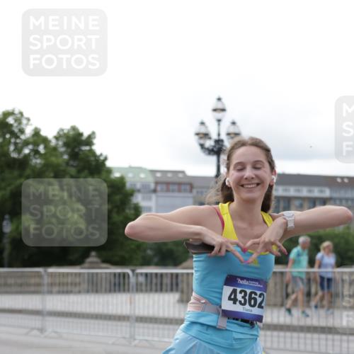 29.06.2025 - hella hamburg halbmarathon Jannik Wohlers http://msf.ph/oto/8235503 29.06.2025 10:28:38 Lombardsbrücke 1869, 2688, 3717, 4161, 4362, 4834, 4982, 5167, 6345, 7169, 8048, 12099, 12404, 12442, 14205, 15143, 15452, 15453, 15952, 15955 meine-sportfotos.de