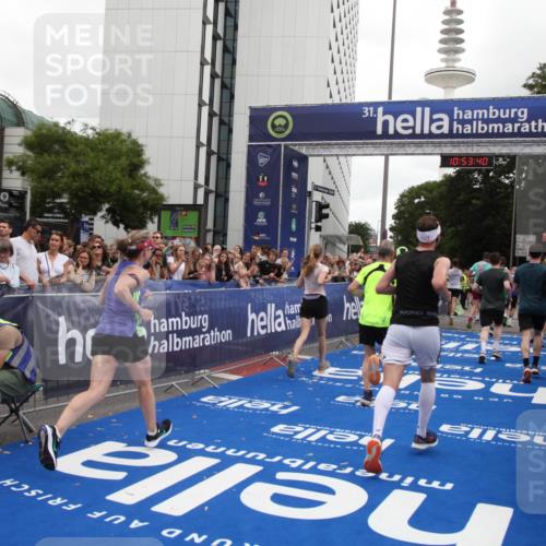 29.06.2025 - hella hamburg halbmarathon Michael Strokosch http://msf.ph/oto/8235520 29.06.2025 10:53:39 Ziel 1030, 1061, 1098, 1499, 1502, 1783, 2070, 2630, 3399, 3819, 5866, 6628, 6762, 10549, 12632, 13865, 15061, 15113, 15497, 15856, 17710, 18450, 18612, 18666, 18715 meine-sportfotos.de