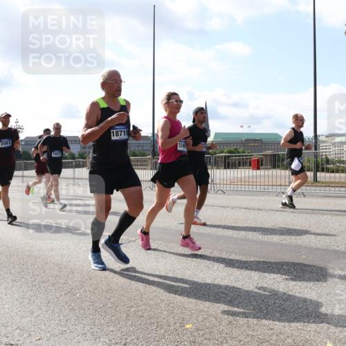 29.06.2025 - hella hamburg halbmarathon Lena Gebhardt http://msf.ph/oto/8235536 29.06.2025 09:56:13 Lombardsbrücke 1061, 1143, 1216, 1257, 1267, 1452, 1499, 1502, 1507, 1592, 1689, 2083, 2250, 2260, 2504, 2818, 2864, 2884, 2953, 3060, 3256, 3296, 3543, 3692, 3945, 4033, 4077, 4127, 4324, 4346, 4557, 4601, 4833, 5116, 5482, 5600, 5607, 5978, 6115, 6134, 6168, 6511, 6512, 6994, 7056, 7100, 7178, 7224, 7332, 7583, 7943, 8335, 8514, 8968, 8989, 8996, 9246, 9537, 10596 meine-sportfotos.de