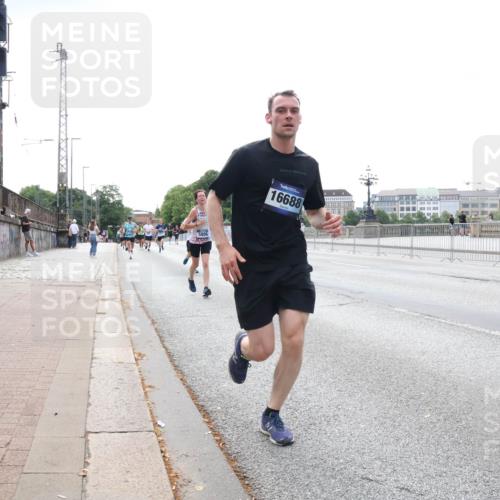 29.06.2025 - hella hamburg halbmarathon Lena Gebhardt http://msf.ph/oto/8235579 29.06.2025 10:09:29 Lombardsbrücke 1147, 1188, 1456, 1483, 1513, 1823, 1838, 2978, 4859, 5806, 5885, 6674, 7187, 8090, 8685, 9297, 9306, 9718, 9988, 10194, 10819, 11067, 11496, 12156, 12509, 12862, 13210, 13660, 13739, 14736, 15697, 16688, 16918, 17347, 17630, 18440, 18505, 18726, 18727, 19166, 19242 meine-sportfotos.de