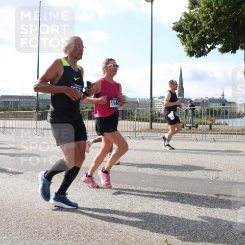 29.06.2025 - hella hamburg halbmarathon Lena Gebhardt http://msf.ph/oto/8235590 29.06.2025 09:56:14 Lombardsbrücke 1061, 1143, 1216, 1257, 1267, 1452, 1499, 1502, 1507, 1592, 1689, 2082, 2083, 2250, 2260, 2504, 2771, 2818, 2864, 2884, 2953, 3060, 3256, 3296, 3543, 3692, 4033, 4077, 4127, 4324, 4346, 4557, 4601, 4833, 5116, 5482, 5600, 5607, 5978, 6115, 6134, 6168, 6511, 6512, 6994, 7056, 7100, 7178, 7224, 7332, 7583, 7943, 8335, 8514, 8968, 8989, 8996, 9246, 9537, 10596 meine-sportfotos.de