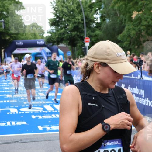 29.06.2025 - hella hamburg halbmarathon Zöllner http://msf.ph/oto/8235600 29.06.2025 10:54:57 Ziel 1327, 1506, 6994, 8514, 10266, 13988, 14638, 14660, 14845, 15156, 16047, 16623, 16868, 17261, 18325 meine-sportfotos.de