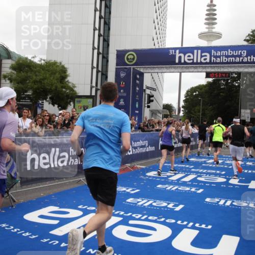 29.06.2025 - hella hamburg halbmarathon Michael Strokosch http://msf.ph/oto/8235654 29.06.2025 10:53:40 Ziel 1030, 1061, 1098, 1499, 1502, 1783, 2058, 2070, 2630, 3399, 3819, 6628, 6762, 10549, 11604, 12632, 13865, 15061, 15113, 15497, 15856, 16092, 18143, 18450, 18612, 18666, 18715 meine-sportfotos.de