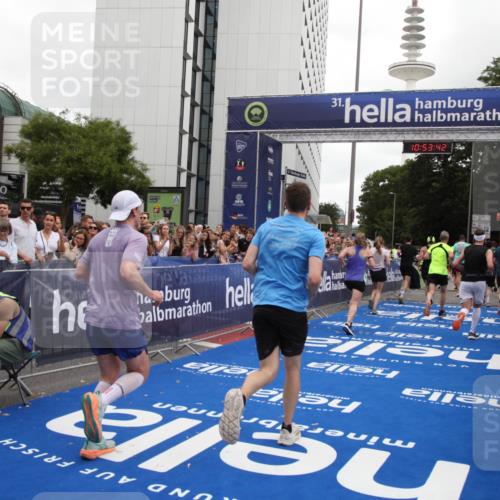 29.06.2025 - hella hamburg halbmarathon Michael Strokosch http://msf.ph/oto/8235681 29.06.2025 10:53:40 Ziel 1030, 1061, 1098, 1499, 1502, 1783, 2058, 2070, 2630, 3399, 3819, 6628, 6762, 10549, 11604, 12632, 13865, 15061, 15113, 15497, 15856, 16092, 18143, 18450, 18612, 18666, 18715 meine-sportfotos.de