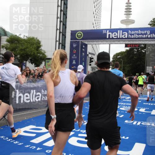 29.06.2025 - hella hamburg halbmarathon Michael Strokosch http://msf.ph/oto/8235743 29.06.2025 10:53:41 Ziel 1030, 1098, 1502, 1783, 2058, 2630, 3399, 3819, 5399, 6628, 6762, 10549, 10895, 11588, 11589, 11604, 12632, 13865, 15061, 15113, 15441, 15497, 15856, 16092, 18143, 18450, 18612, 18666, 18715 meine-sportfotos.de