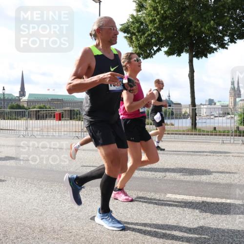29.06.2025 - hella hamburg halbmarathon Lena Gebhardt http://msf.ph/oto/8235778 29.06.2025 09:56:14 Lombardsbrücke 1061, 1143, 1216, 1257, 1267, 1452, 1499, 1502, 1507, 1592, 1689, 2082, 2083, 2250, 2260, 2504, 2771, 2818, 2864, 2884, 2953, 3060, 3256, 3296, 3543, 3692, 4033, 4077, 4127, 4324, 4346, 4557, 4601, 4833, 5116, 5482, 5600, 5607, 5978, 6115, 6134, 6168, 6511, 6512, 6994, 7056, 7100, 7178, 7224, 7332, 7583, 7943, 8335, 8514, 8968, 8989, 8996, 9246, 9537, 10596 meine-sportfotos.de