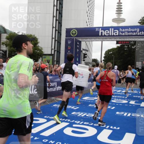 29.06.2025 - hella hamburg halbmarathon Michael Strokosch http://msf.ph/oto/8235818 29.06.2025 10:53:43 Ziel 1030, 1502, 1783, 2058, 2082, 2630, 3399, 3819, 5399, 6628, 6762, 10549, 10895, 11588, 11589, 11604, 12632, 13865, 14702, 15061, 15441, 15856, 16092, 17482, 18143, 18514, 18666, 18715 meine-sportfotos.de