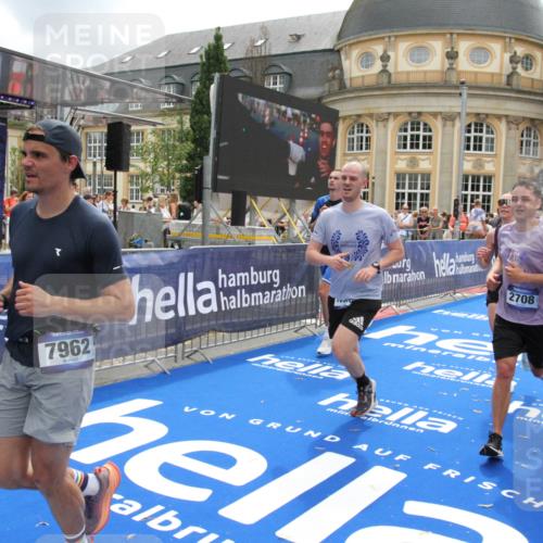 29.06.2025 - hella hamburg halbmarathon Michael Strokosch http://msf.ph/oto/8235823 29.06.2025 10:47:46 Ziel 2340, 2708, 5915, 7962, 10988, 11283, 12679, 13948, 15478, 16205, 17229, 18430 meine-sportfotos.de