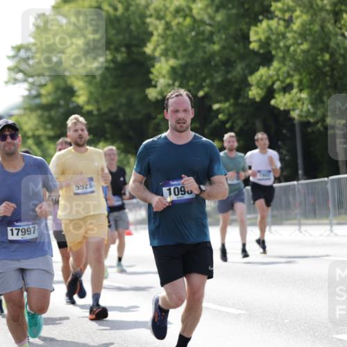 29.06.2025 - hella hamburg halbmarathon Jannik Wohlers http://msf.ph/oto/8235843 29.06.2025 09:53:32 Lombardsbrücke 1098, 1902, 2270, 2516, 2823, 4140, 4235, 4237, 4247, 4949, 5115, 5528, 5532, 5650, 6198, 6309, 6575, 7167, 7734, 8023, 8269, 9030, 9043, 9105, 9482, 9619, 10792, 11077, 11936, 12084, 13223, 13225, 13297, 13554, 14415, 14618, 14619, 14730, 15026, 15365, 15611, 15784, 15851, 15950, 16081, 16136, 16466, 16475, 16549, 16624, 16625, 16677, 16766, 17032, 17033, 17363, 17376, 17864, 17997, 18249, 18718, 18790, 18873, 19112 meine-sportfotos.de