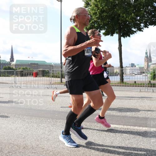 29.06.2025 - hella hamburg halbmarathon Lena Gebhardt http://msf.ph/oto/8235848 29.06.2025 09:56:14 Lombardsbrücke 1061, 1143, 1216, 1257, 1267, 1452, 1499, 1502, 1507, 1592, 1689, 2082, 2083, 2250, 2260, 2504, 2771, 2818, 2864, 2884, 2953, 3060, 3256, 3296, 3543, 3692, 4033, 4077, 4127, 4324, 4346, 4557, 4601, 4833, 5116, 5482, 5600, 5607, 5978, 6115, 6134, 6168, 6511, 6512, 6994, 7056, 7100, 7178, 7224, 7332, 7583, 7943, 8335, 8514, 8968, 8989, 8996, 9246, 9537, 10596 meine-sportfotos.de