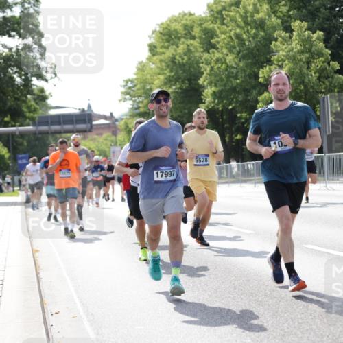 29.06.2025 - hella hamburg halbmarathon Jannik Wohlers http://msf.ph/oto/8235868 29.06.2025 09:53:33 Lombardsbrücke 1098, 1413, 1902, 2270, 2516, 2823, 4235, 4237, 4949, 5115, 5528, 5650, 6198, 6309, 6575, 7167, 7734, 8023, 8269, 8928, 9030, 9043, 9105, 9482, 9619, 10792, 11077, 11936, 12084, 13223, 13225, 13297, 13554, 14415, 14618, 14619, 14730, 15026, 15365, 15611, 15784, 15851, 15950, 16081, 16136, 16466, 16475, 16549, 16624, 16625, 16677, 17033, 17363, 17376, 17864, 17997, 18249, 18718, 18790, 18873, 19112 meine-sportfotos.de