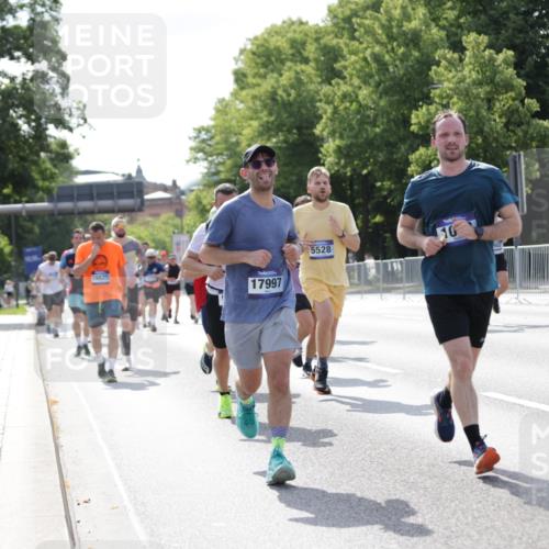 29.06.2025 - hella hamburg halbmarathon Jannik Wohlers http://msf.ph/oto/8235886 29.06.2025 09:53:33 Lombardsbrücke 1098, 1413, 1902, 2270, 2516, 2823, 4235, 4237, 4949, 5115, 5528, 5650, 6198, 6309, 6575, 7167, 7734, 8023, 8269, 8928, 9030, 9043, 9105, 9482, 9619, 10792, 11077, 11936, 12084, 13223, 13225, 13297, 13554, 14415, 14618, 14619, 14730, 15026, 15365, 15611, 15784, 15851, 15950, 16081, 16136, 16466, 16475, 16549, 16624, 16625, 16677, 17033, 17363, 17376, 17864, 17997, 18249, 18718, 18790, 18873, 19112 meine-sportfotos.de