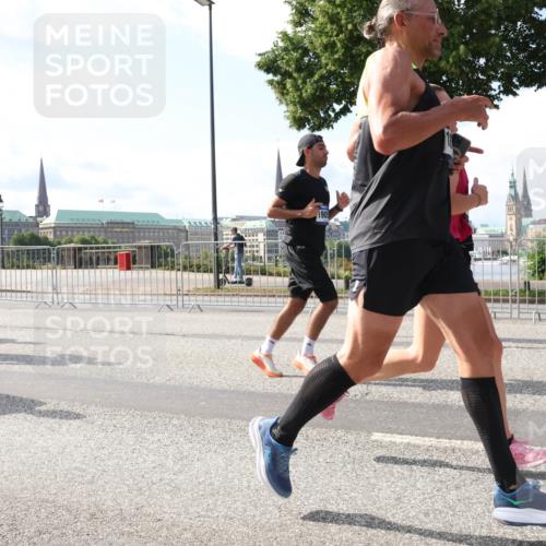 29.06.2025 - hella hamburg halbmarathon Lena Gebhardt http://msf.ph/oto/8235891 29.06.2025 09:56:14 Lombardsbrücke 1061, 1143, 1216, 1257, 1267, 1452, 1499, 1502, 1507, 1592, 1689, 2082, 2083, 2250, 2260, 2504, 2771, 2818, 2864, 2884, 2953, 3060, 3256, 3296, 3543, 3692, 4033, 4077, 4127, 4324, 4346, 4557, 4601, 4833, 5116, 5482, 5600, 5607, 5978, 6115, 6134, 6168, 6511, 6512, 6994, 7056, 7100, 7178, 7224, 7332, 7583, 7943, 8335, 8514, 8968, 8989, 8996, 9246, 9537, 10596 meine-sportfotos.de