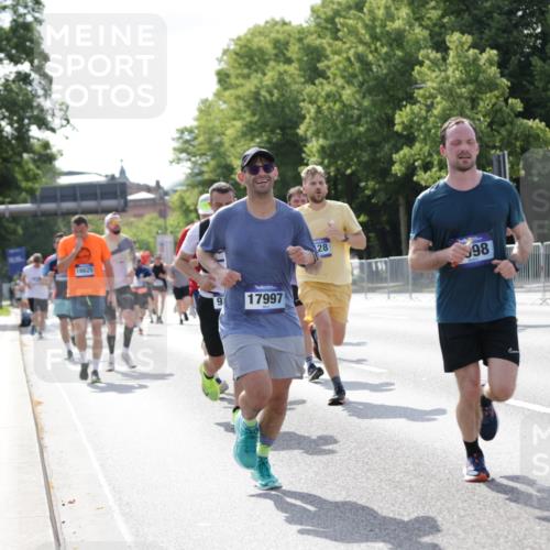 29.06.2025 - hella hamburg halbmarathon Jannik Wohlers http://msf.ph/oto/8235935 29.06.2025 09:53:34 Lombardsbrücke 1098, 1413, 1476, 1902, 2270, 2516, 2823, 4235, 4237, 4949, 5115, 5528, 6198, 6309, 6575, 7167, 7734, 8023, 8269, 8928, 9030, 9043, 9105, 9482, 9619, 10792, 11077, 11936, 12084, 12679, 13223, 13225, 13297, 13554, 14415, 14618, 14619, 14730, 15026, 15365, 15611, 15784, 15851, 15950, 16081, 16136, 16466, 16475, 16549, 16624, 16625, 16677, 17033, 17363, 17376, 17451, 17864, 17997, 18249, 18718, 18790, 18873, 19112 meine-sportfotos.de