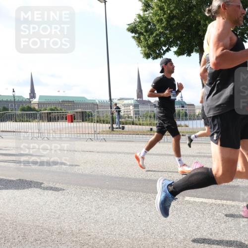 29.06.2025 - hella hamburg halbmarathon Lena Gebhardt http://msf.ph/oto/8235937 29.06.2025 09:56:14 Lombardsbrücke 1061, 1143, 1216, 1257, 1267, 1452, 1499, 1502, 1507, 1592, 1689, 2082, 2083, 2250, 2260, 2504, 2771, 2818, 2864, 2884, 2953, 3060, 3256, 3296, 3543, 3692, 4033, 4077, 4127, 4324, 4346, 4557, 4601, 4833, 5116, 5482, 5600, 5607, 5978, 6115, 6134, 6168, 6511, 6512, 6994, 7056, 7100, 7178, 7224, 7332, 7583, 7943, 8335, 8514, 8968, 8989, 8996, 9246, 9537, 10596 meine-sportfotos.de