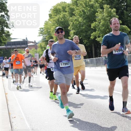 29.06.2025 - hella hamburg halbmarathon Jannik Wohlers http://msf.ph/oto/8236007 29.06.2025 09:53:34 Lombardsbrücke 1098, 1413, 1476, 1902, 2270, 2516, 2823, 4235, 4237, 4949, 5115, 5528, 6198, 6309, 6575, 7167, 7734, 8023, 8269, 8928, 9030, 9043, 9105, 9482, 9619, 10792, 11077, 11936, 12084, 12679, 13223, 13225, 13297, 13554, 14415, 14618, 14619, 14730, 15026, 15365, 15611, 15784, 15851, 15950, 16081, 16136, 16466, 16475, 16549, 16624, 16625, 16677, 17033, 17363, 17376, 17451, 17864, 17997, 18249, 18718, 18790, 18873, 19112 meine-sportfotos.de