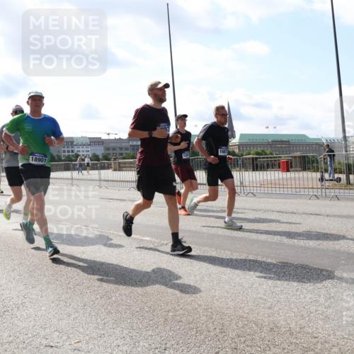 29.06.2025 - hella hamburg halbmarathon Lena Gebhardt http://msf.ph/oto/8236014 29.06.2025 09:56:15 Lombardsbrücke 1061, 1143, 1216, 1257, 1267, 1452, 1499, 1502, 1507, 1592, 1689, 2082, 2083, 2250, 2260, 2504, 2771, 2818, 2864, 2884, 2953, 2996, 3060, 3256, 3296, 3543, 3692, 4033, 4077, 4127, 4346, 4557, 4601, 4833, 5116, 5482, 5600, 5607, 5978, 6115, 6134, 6168, 6511, 6512, 6994, 7056, 7100, 7178, 7224, 7332, 7383, 7583, 7943, 8335, 8514, 8968, 8989, 8996, 9246, 9537, 10596 meine-sportfotos.de