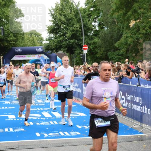29.06.2025 - hella hamburg halbmarathon Zöllner http://msf.ph/oto/8236017 29.06.2025 10:55:02 Ziel 1327, 2884, 3652, 4249, 4616, 4938, 5020, 6433, 6994, 8514, 8698, 10266, 13988, 14638, 14750, 14845, 15126, 15156, 15879, 16047, 16623, 16868, 18181, 18325 meine-sportfotos.de