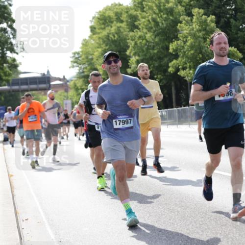 29.06.2025 - hella hamburg halbmarathon Jannik Wohlers http://msf.ph/oto/8236032 29.06.2025 09:53:34 Lombardsbrücke 1098, 1413, 1476, 1902, 2270, 2516, 2823, 4235, 4237, 4949, 5115, 5528, 6198, 6309, 6575, 7167, 7734, 8023, 8269, 8928, 9030, 9043, 9105, 9482, 9619, 10792, 11077, 11936, 12084, 12679, 13223, 13225, 13297, 13554, 14415, 14618, 14619, 14730, 15026, 15365, 15611, 15784, 15851, 15950, 16081, 16136, 16466, 16475, 16549, 16624, 16625, 16677, 17033, 17363, 17376, 17451, 17864, 17997, 18249, 18718, 18790, 18873, 19112 meine-sportfotos.de